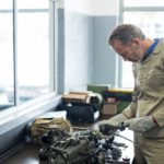 control-mecanico-de-piezas-coche_1170-1338