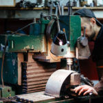 taller-trabajador-perforacion-de-piezas-de-metal_1098-7644